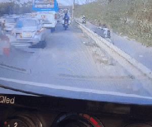 Xe cấp cứu người nguy kịch bị chiếm làn đường ưu tiên, hai cảnh sát Hà Nội vội lao ra, clip 32s gây bão