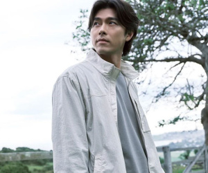 Hyun Bin 'chiêu đãi' người hâm mộ loạt ảnh đầu năm mới, ngoại hình được nhận xét ngày càng giống bà xã