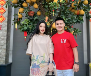 Chu Thanh Huyền cùng gia đình Quang Hải ăn uống để lộ vòng 2 bất thường, nàng WAG mang bầu hay bị chiếc váy dìm dáng?