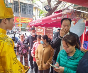 Người Hà Nội nườm nượp xếp hàng mua vàng, nhiều nơi quá tải