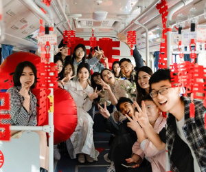 Trung Quốc rộ trào lưu đám cưới trên xe buýt cho các cặp đôi