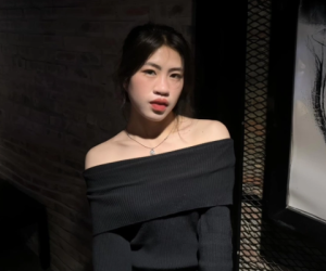 'Cơn lốc đường biên' Thanh Nhã gây sốt, vừa mặc váy hai dây gợi cảm giờ lại khoe vai trần quyến rũ
