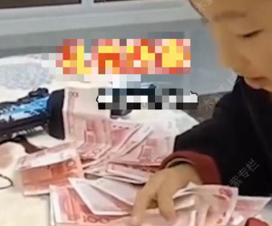 Cậu bé mang 900 triệu lì xì đi tặng cả lớp, cô giáo hốt hoảng báo phụ huynh và phát hiện một bí mật