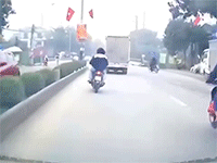 Chở bạn gái rồi 'thể hiện' bằng xe máy, nam thanh niên khiến cả hai gặp họa trên đường