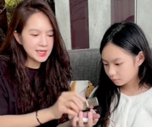 Minh Hà khoe 'món quà hạnh phúc'; do con gái tự làm, giàu có nhưng luôn dạy con biết trân trọng những điều đơn giản