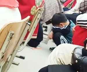 Bức ảnh cậu bé gục mặt khóc khiến nhiều người đau lòng: Có cha mẹ như này, con muốn xuất sắc khó ngang lên trời
