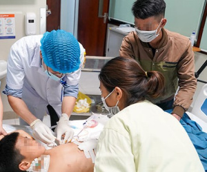 Đi chúc tết, bé trai 7 tuổi bị chó cắn thủng ruột