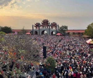 Hàng vạn phật tử đổ về lễ bái đầu năm, sân chùa Ba Vàng kín mít không còn chỗ trống