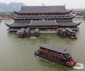 Hàng vạn du khách đổ về chùa Tam Chúc, chen chân cả tiếng chờ lên thuyền du xuân