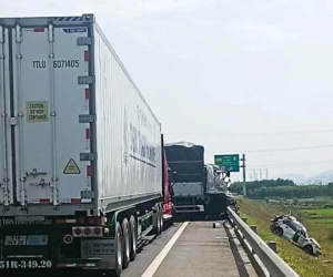 Hé lộ nguyên nhân vụ ô tô con va chạm container khiến 3 người thương vong