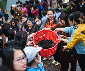 Phóng sinh gần 700kg cá trên sông Hồng