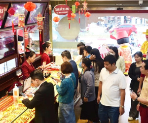 Tiệm vàng ở Hà Nội tấp nập khách trước ngày vía Thần Tài