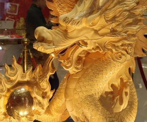 Ngắm tượng rồng dát vàng 9999 chờ khách 'chốt đơn' vía Thần Tài
