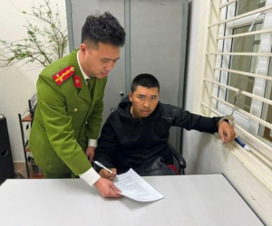 Tháo hàng loạt mặt gương chiếu hậu ô tô với mục đích 'cho vui'