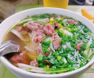 Chấn động giới 'nghiện phở': Phở Mặn Gầm Cầu bán trở lại sau nhiều năm đóng cửa, khách quen nườm nượp kéo đến từ sáng sớm