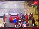 Camera giao thông ghi lại cảnh tượng kinh hoàng khi taxi tông loạt người đi đường tại ngã tư ở Huế