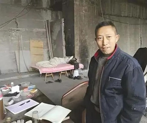 Người đàn ông bỏ mặc vợ con, 10 năm sống dưới gầm cầu để theo đuổi giấc mơ hão huyền: Trúng số đổi đời