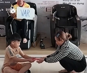 Bà mẹ nghĩ cách bất ngờ khiến con tự nguyện nộp tiền lì xì: 'Công nghệ VAR đã vào cuộc nhưng không thể thay đổi được gì'