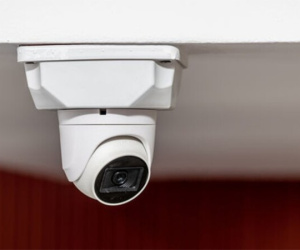 Chồng xem camera thấy vợ bắt con gái gọi người lạ là bố, đứng không vững khi xét nghiệm ADN
