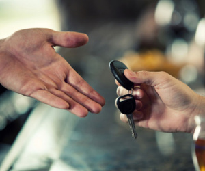 Dịch vụ lái xe hộ cho người say làm ăn ra sao trong mùa Tết?