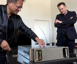 Elon Musk thật ôn kỷ niệm OpenAI với chủ tịch NVIDIA, Elon Musk nhái "cà khịa” Sam Altman: ngày xưa là MởAI, giờ có lẽ là ĐóngAI