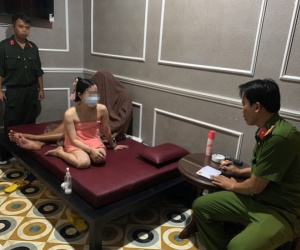 Nhiều nữ nhân viên massage bị bắt quả tang 'kích dục' cho khách
