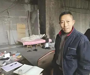 Người đàn ông bỏ mặc vợ con, 10 năm sống dưới gầm cầu để theo đuổi giấc mơ hão huyền: Trúng số đổi đời