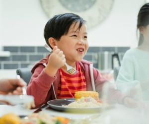 Đi ăn tối với bạn, tôi điếng người nghe câu bình phẩm của đứa cháu 5 tuổi: Có lẽ bạn tôi nên dạy lại con