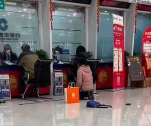 Người phụ nữ quỳ xin được 'chen hàng' để gửi tiết kiệm tiền mừng tuổi 7,4 triệu đồng của con trai, dân mạng thấy khó hiểu: 'Vì đâu đến nỗi?'