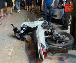 'Thông chốt' bất thành, xe máy kẹp 3 tông vào xe CSGT