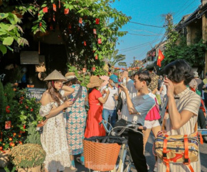 Thấy gì từ việc nhiều tỉnh thành 'hái ra tiền' dịp Tết?