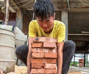Chàng trai sống bằng nghề phụ hồ đỗ ĐH top 1 châu Á giờ ra sao?