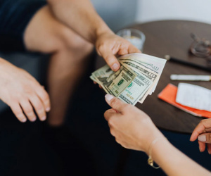 20 năm trước, tôi cho anh trai mượn 2 triệu đồng, tới khi gặp khó khăn cách cư xử của anh làm tôi suy ngẫm