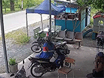 Phi xe thẳng vào tường vì mất lái sau khi loay hoay tìm cách khởi động