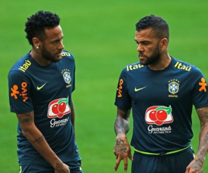 Hết lòng với Alves, Neymar bỏ tiền túi đền bù cho nạn nhân