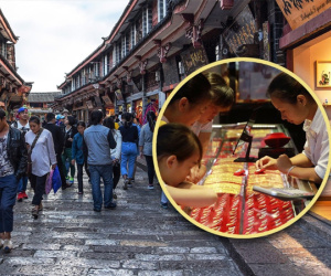 Gia đình du khách bị 'đuổi' khỏi xe buýt vì không mua vòng vàng đắt tiền