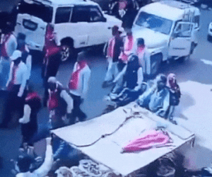 Clip: Đột ngột lên cơn đau tim, tài xế lao ô tô vào đám đông