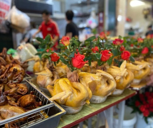 Gà ngậm hoa hồng 'chợ nhà giàu' hút khách ngày rằm tháng Giêng