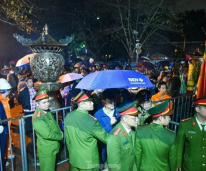 Dòng người đổ về dự khai ấn đền Trần dưới mưa lạnh, đặt 70 chốt an ninh