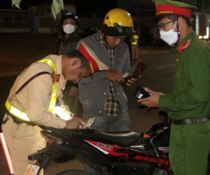 Xử phạt kịch khung một phụ nữ vi phạm nồng độ cồn nhưng không tước bằng lái