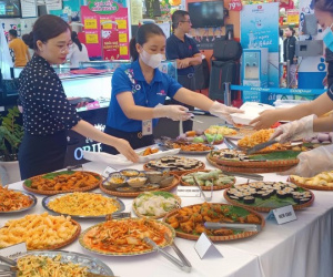 Buffet chay tại siêu thị hút khách ngày rằm tháng Giêng