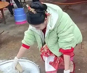 Tranh cãi cảnh cô dâu tất bật rửa bát trong ngày cưới, cách mẹ chồng đáp trả khi hàng xóm khuyên cô dâu nghỉ tay khiến dân mạng sục sôi