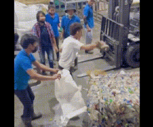 Clip: Rắn trườn ra khỏi chai khiến công nhân kinh hoàng