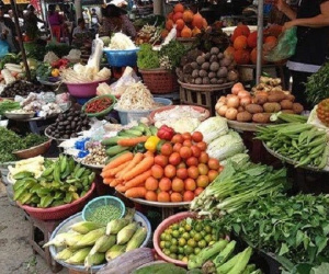 Rau xanh tăng giá gấp đôi