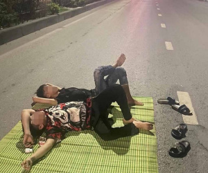 Công an triệu tập hai thanh niên trải chiếu nằm giữa Quốc lộ 18 để 'câu like'