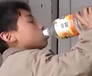 Cậu bé mắc bệnh lạ phải uống 15 lít nước mỗi ngày, bác sĩ khám phát hiện chân tướng