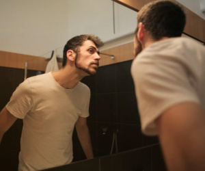 Phái mạnh có nên 'tiện tay' dùng sáp nẻ dưỡng da không?