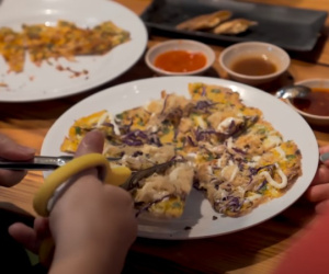 Đầu bếp Mỹ mê mệt 'pizza kiểu Việt', đưa cả nhà đi foodtour bằng xe máy ở TP.HCM