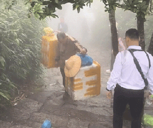 Hình ảnh cụ ông hơn 70 tuổi gánh trên vai 2 thùng hàng nặng lên đỉnh Chùa Đồng Yên Tử khiến nhiều người xót xa