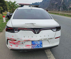 Lái xe khách lạng lách đâm vào đuôi xe Cảnh sát giao thông khi bị truy đuổi
